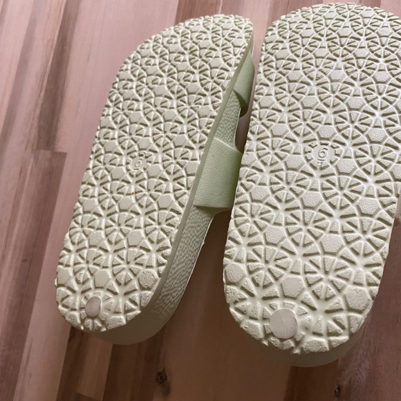 SHADE & SHORE LIME GREEN SANDALS WITH ADJUSTABLE STRAPS - Picture 8 of 13